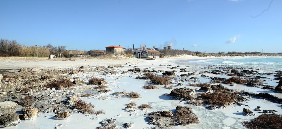 Schiume bianche sulla spiaggia del Lillatro sospetti sulla Solvay 