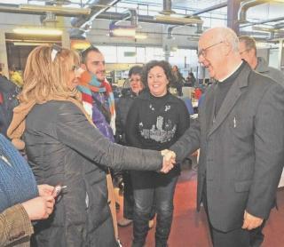 A sinistra il vescovo Mansueto Bianchi parla coi dipendenti A destra mentre celebra la messa