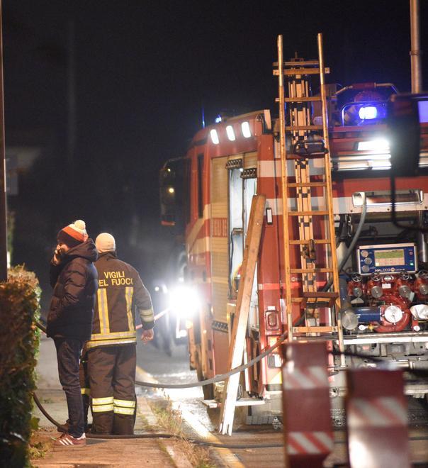 Impegnati 14 pompieri con autoscala e autobotte 