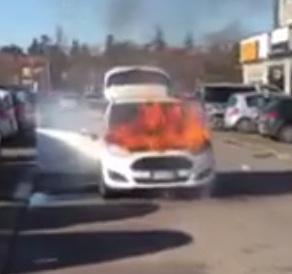 Auto a fuoco nel parcheggio pompieri sventano il disastro 