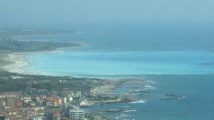 Sopra una veduta della costa rosignanese