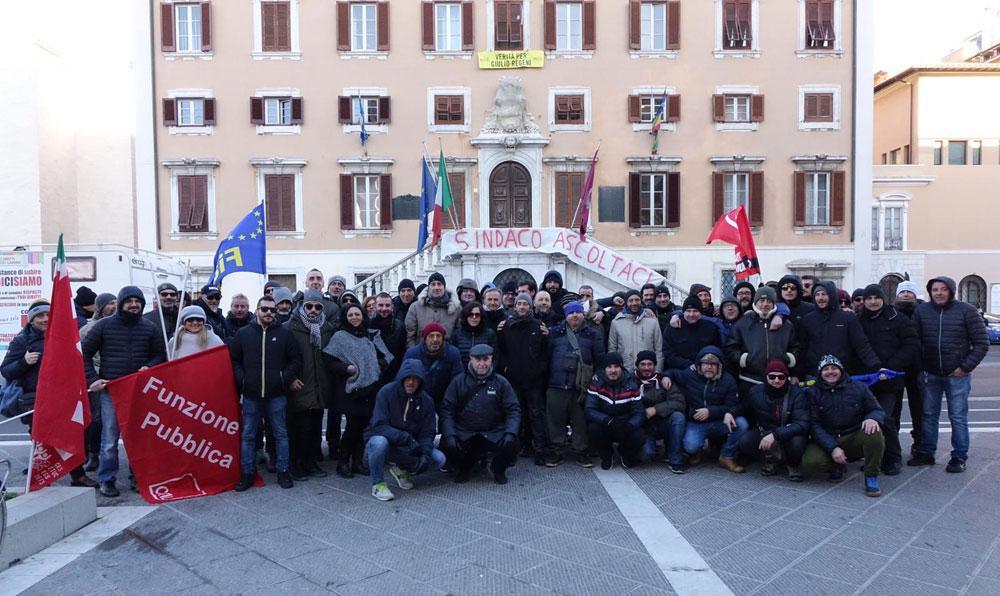 Lavoratori Aamps in sciopero: un centinaio in piazza Civica a manifestare