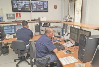 La centrale operativa della questura collegata con le telecamere