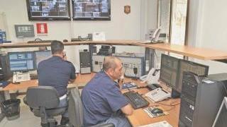La centrale operativa della questura collegata con le telecamere