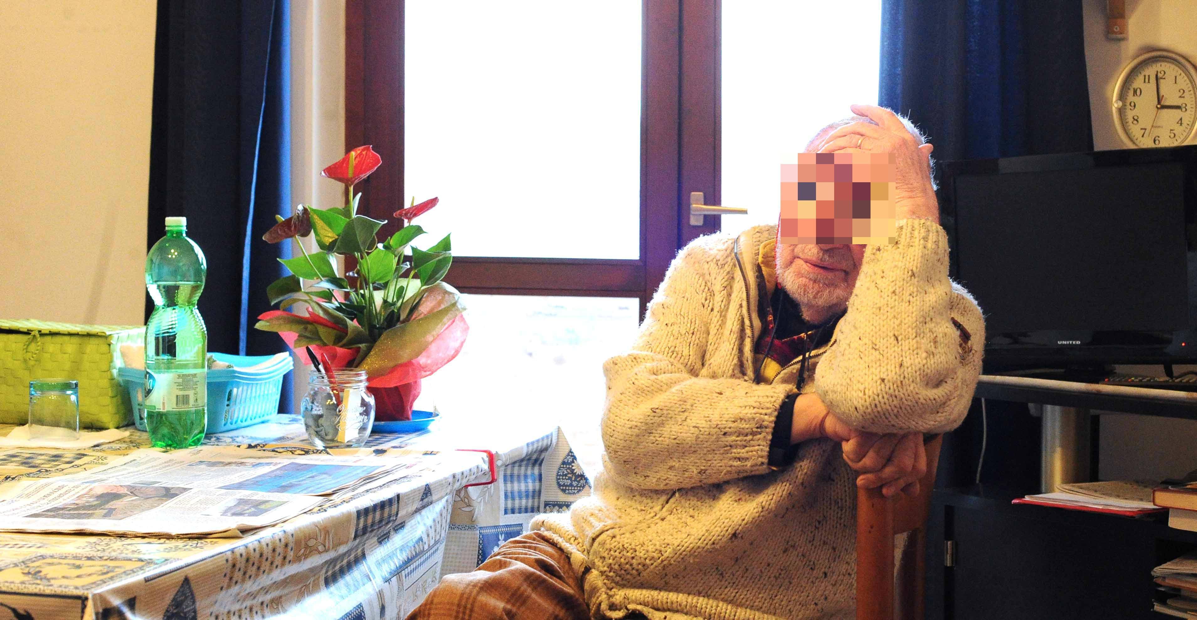 Un anziano in una casa di riposo (archivio)