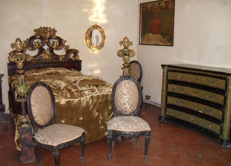Nello specchio il profilo di una donna, in una delle camere da letto del castello di Bianello
