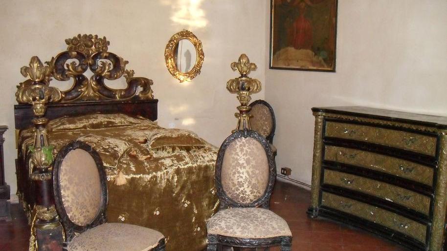 Nello specchio il profilo di una donna, in una delle camere da letto del castello di Bianello