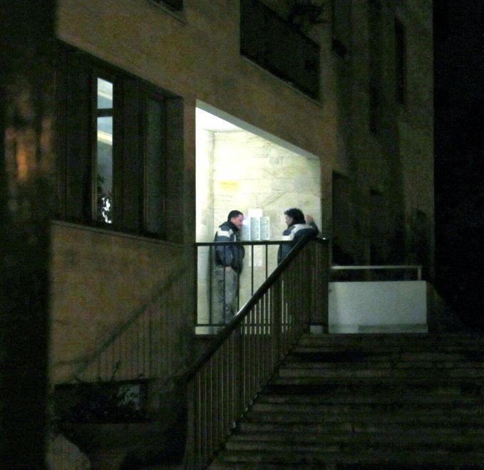Trova i ladri in casa, anziano picchiato e derubato 