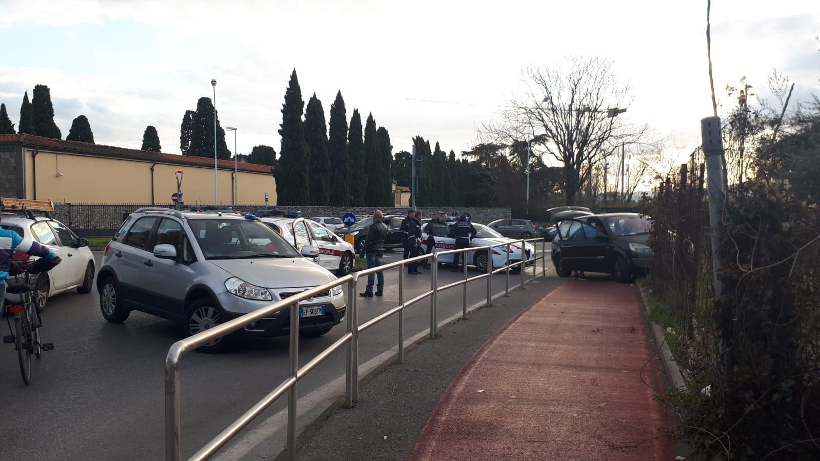 L'auto sospetta bloccata dalla Municipale sulla pista ciclabile