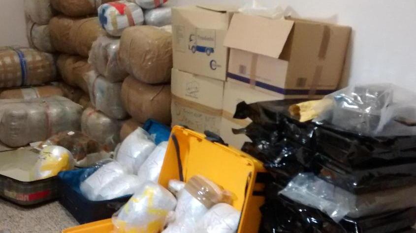 In via Ebat un magazzino stupefacente, trovati 830 chili di droga: arrestato operaio