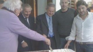Il taglio della torta di patron Giorgio Turba e Alfio Rossi