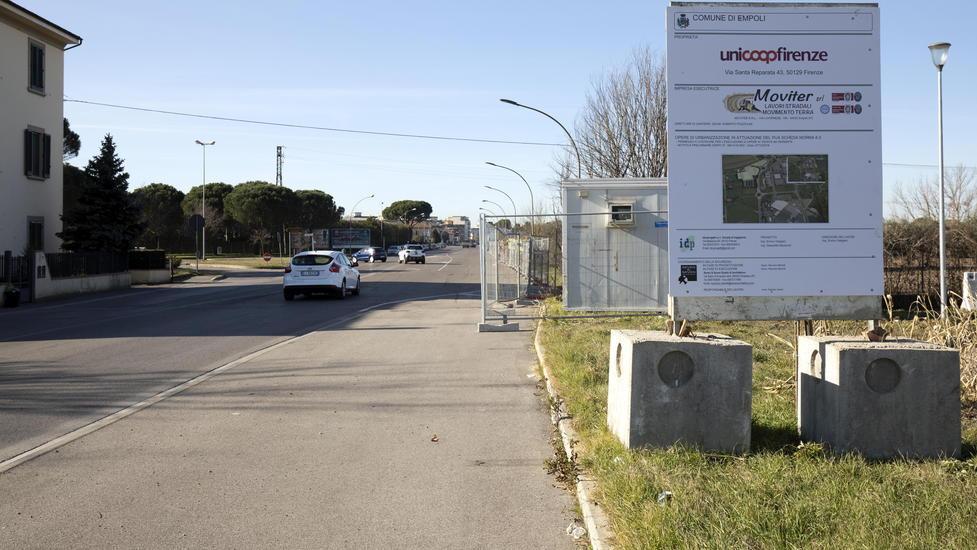 Il cartello dei lavori sulla Tosco Romagnola (foto agenzia Carlo Sestini)