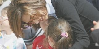 Sopra e a destra bimbi rom in classe e mentre stanno entrando a scuola