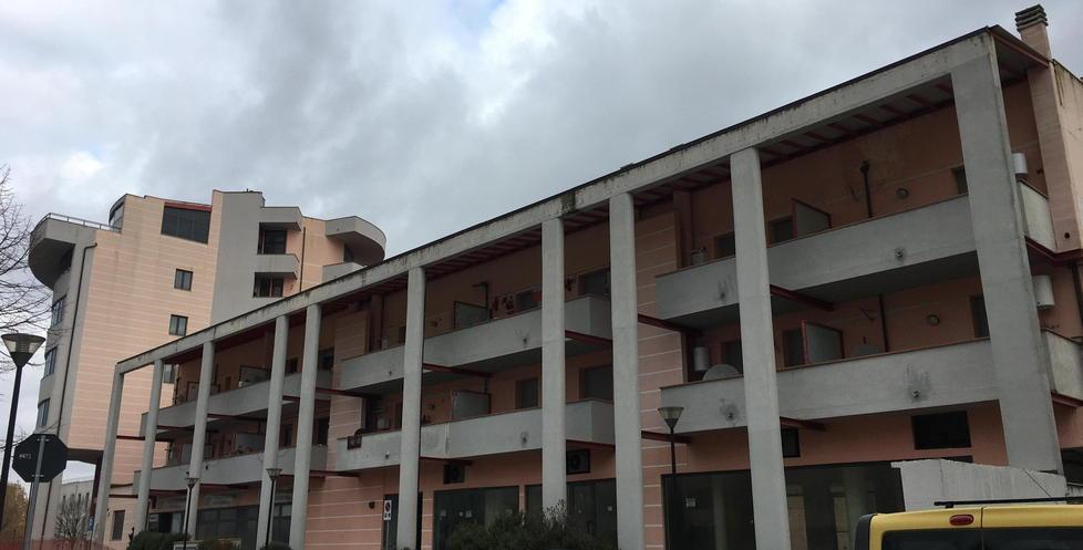 Arriva in Parlamento il caso del palazzo abitato dai rom 