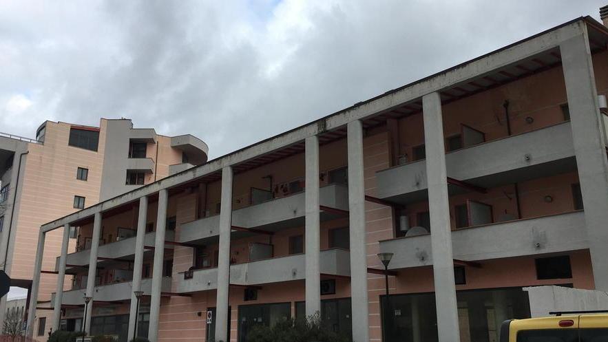 Arriva in Parlamento il caso del palazzo abitato dai rom