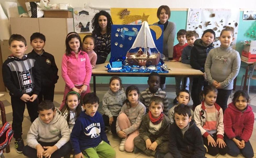 Gli alunni della scuola Carducci sul podio col presepe nella barca