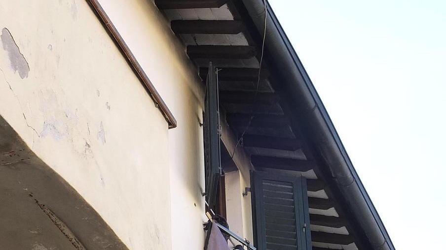 Impaurito dalle fiamme si lancia dalla finestra e finisce sulla tettoia