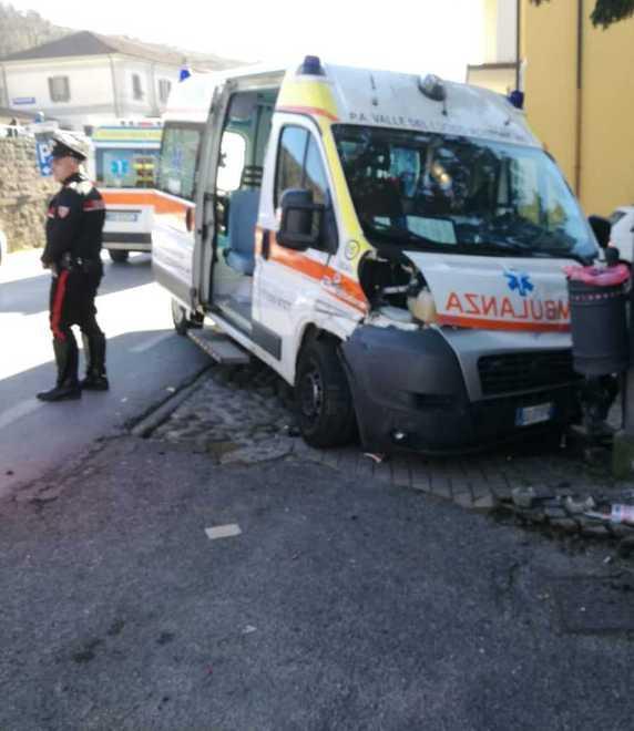 Auto va a sbattere contro un’ambulanza con paziente a bordo