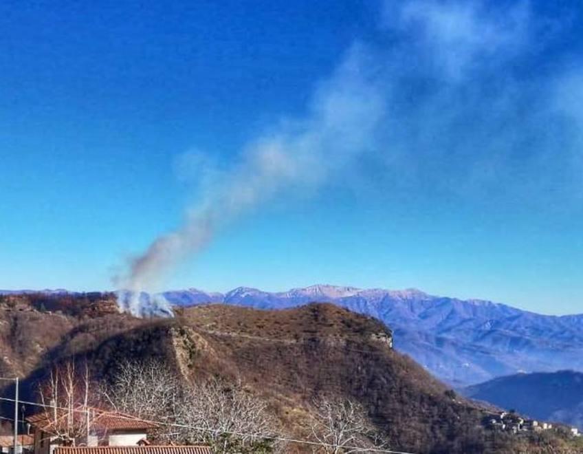 Crinale in fiamme sul Monte Sumbra Elicotteri e Canadair sui cieli di Careggine 
