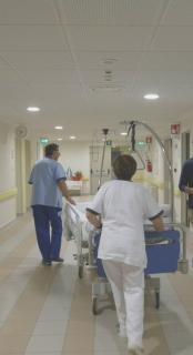Un paziente mentre viene portato in sala operatoria