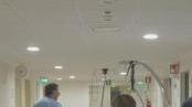 Un paziente mentre viene portato in sala operatoria