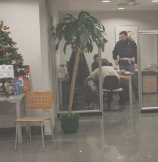 Il sopralluogo della polizia dentro la CariPrato