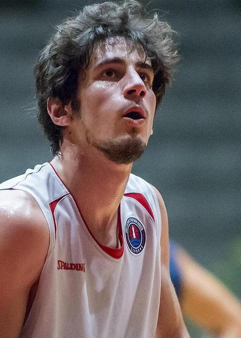 2 punti e 5 falli in un derby da dimenticare