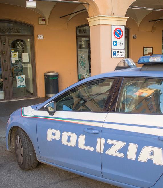Anziana borseggiata e minacciata sotto casa dal ladro