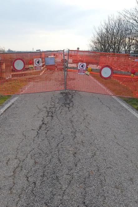 Strada ancora chiusa ma non per i cartelli Lega: «Inaccettabile»