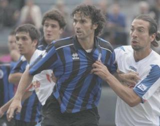 A sinistra Fiasconi: incerta la sua permanenza in maglia nerazzurra. Qui sopra, Carparelli e compagni salutano il pubblico dopo la gara con il Fossombrone. A destra Talignani un un duello con il marchigiano Bolzan nel corso del match all’Arena Garibaldi