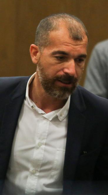 Pugni al negoziante dopo il furto di orecchini 