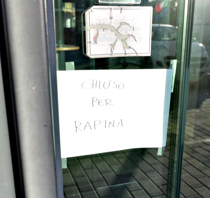 Minacciati dai rapinatori che fuggono con 40mila euro 