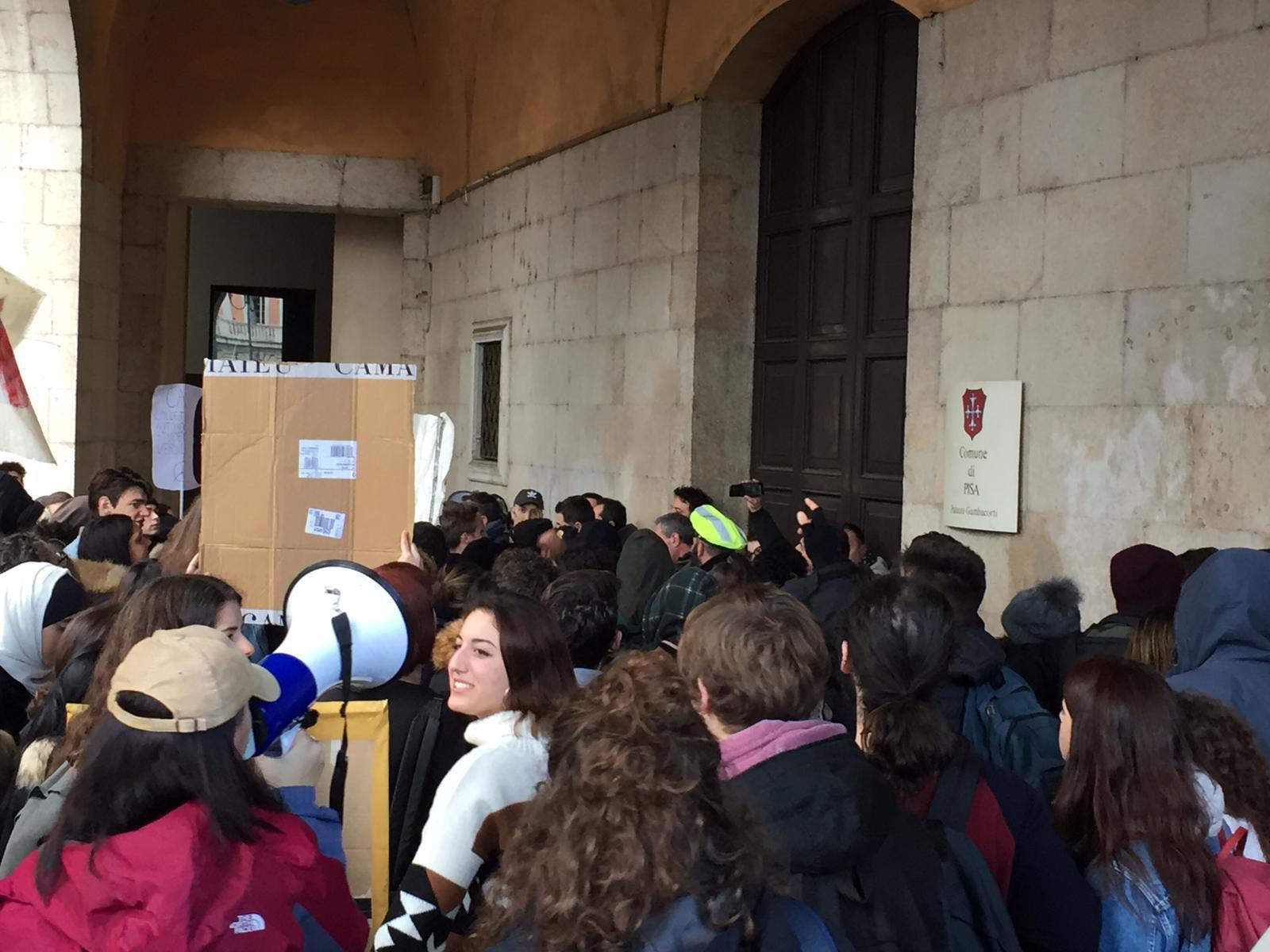 Gli studenti sotto il palazzo del Comune