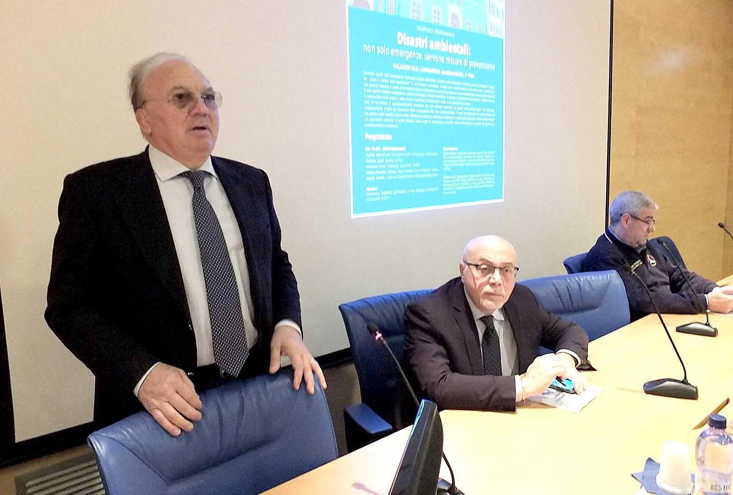 Il prefetto Francesco Tagliente durante un incontro a Pisa