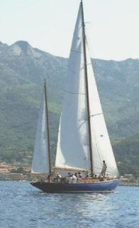 Imbarcazione mentre naviga nelle acque di Portoferraio