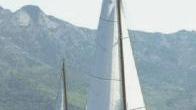 Imbarcazione mentre naviga nelle acque di Portoferraio