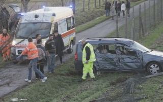 Bimbo ferito nell'auto impazzita