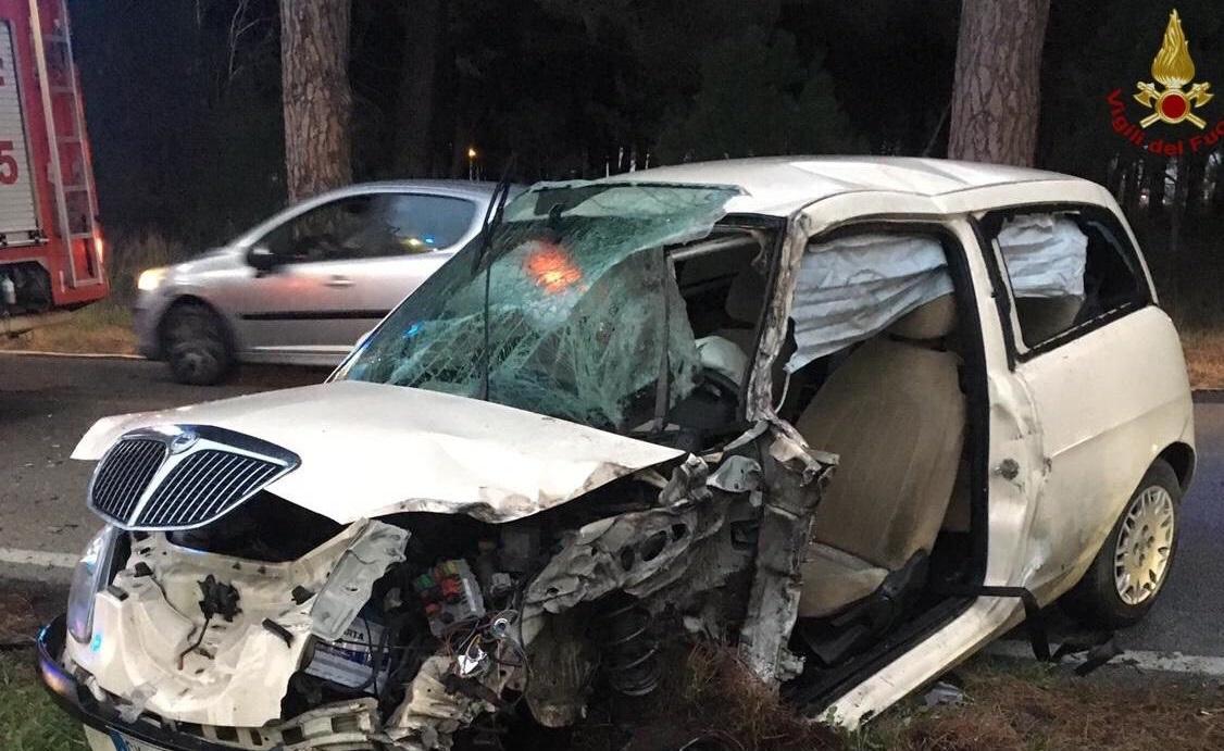 L'auto dove viaggiava il ferito