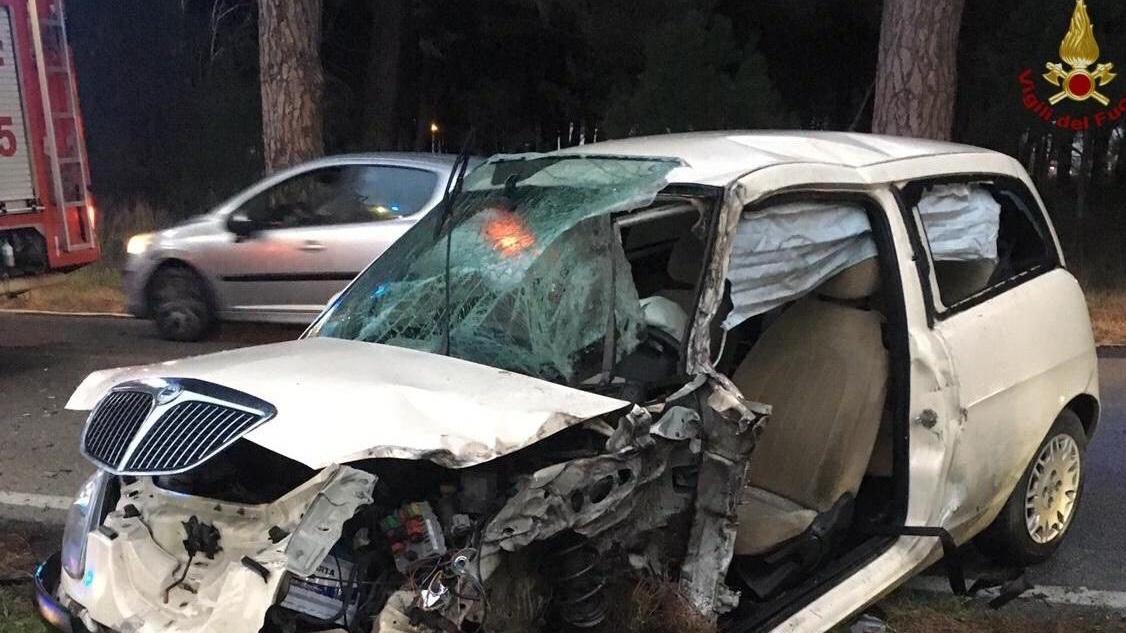 L'auto dove viaggiava il ferito