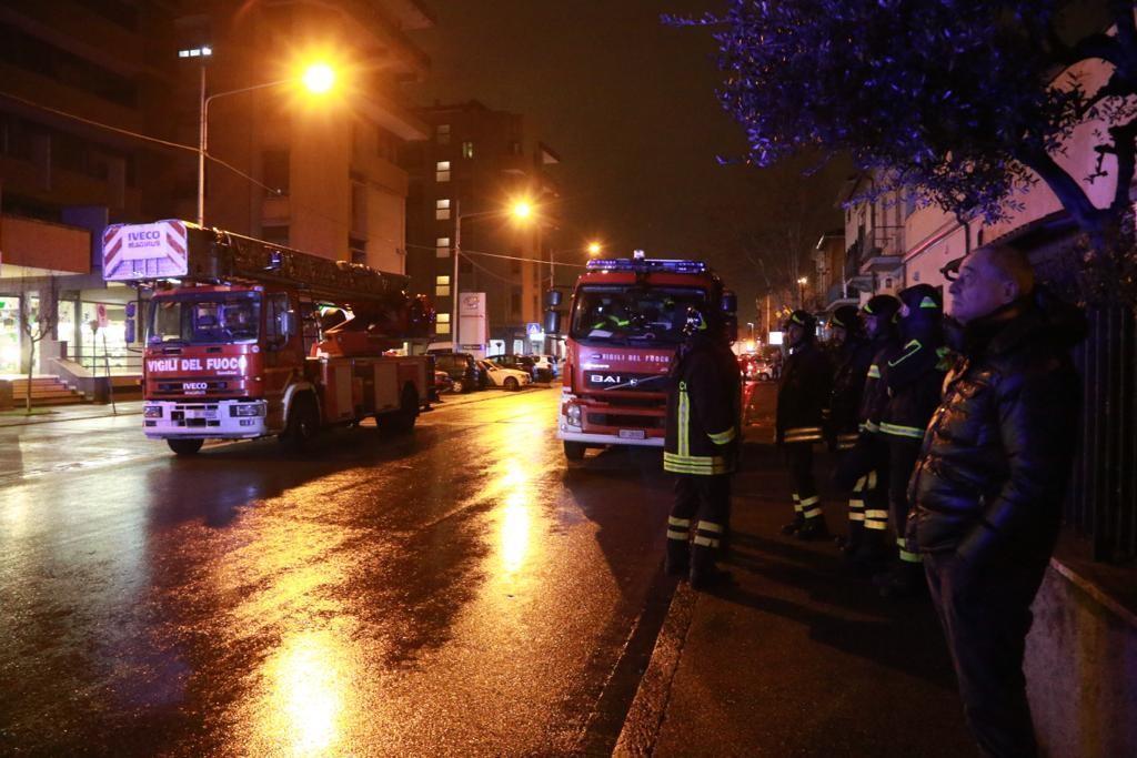 I vigili del fuoco in via Roncioni (foto Sproviero-Batavia)