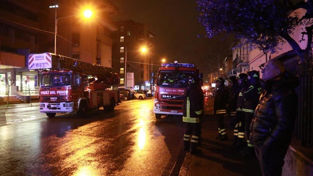 I vigili del fuoco in via Roncioni (foto Sproviero-Batavia)