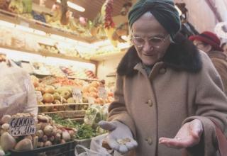 Sopra, una pensionata al supermercato e la sede Cgil
