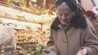 Sopra, una pensionata al supermercato e la sede Cgil