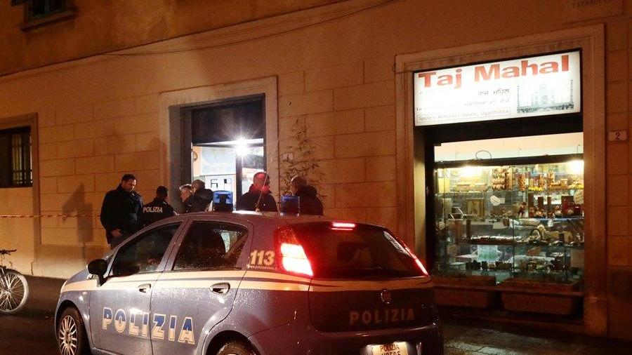 La Polizia davanti al negozio Taj Mahal di via Ferrucci a Empoli