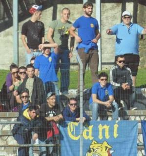 Alcuni tifosi del gruppo “Cani Randagi” sugli spalti