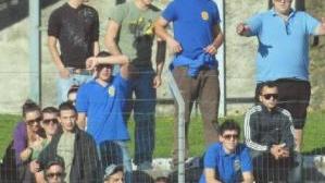 Alcuni tifosi del gruppo “Cani Randagi” sugli spalti