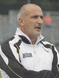 Accanto mister Moschetti; a destra bomber Bongiorni in azione