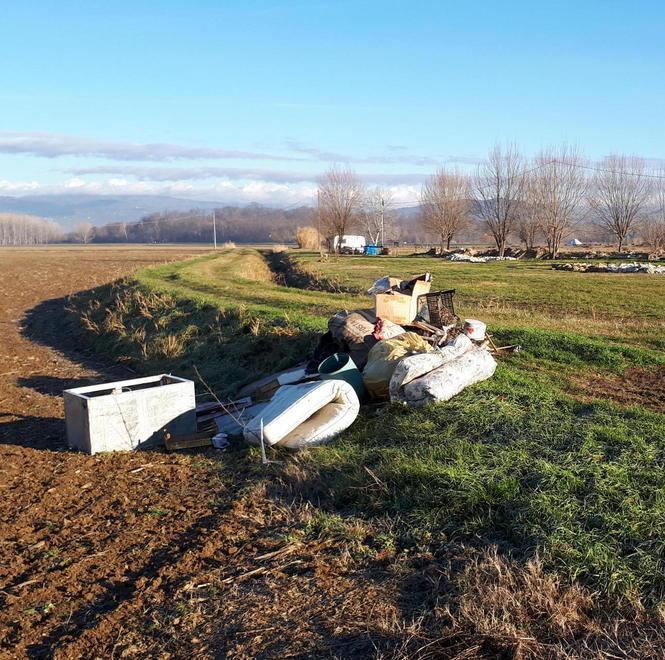 Rifiuti abbandonati a Stabbia lungo il Vincio