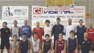 La squadra della Mazzanti e più a destra un’azione di attacco nel derby contro l’Use
