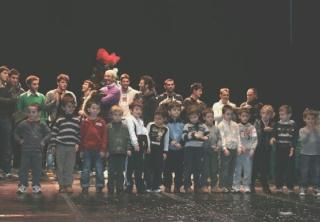 Alcuni baby calciatori ripresi dall’obiettivo di Pierluigi con il calendario 2010 della società. Tantissimi i bambini intervenuti con i genitori alla grande festa degli auguri organizzata al teatro Solvay dal Sei Rose Ha fatto gli onori di casa il presidente biancoblù Silvestro Polzella